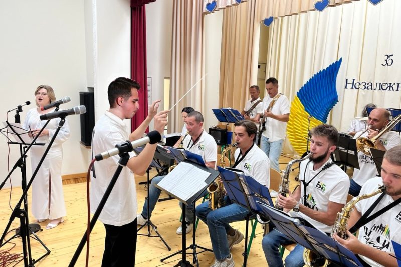 Практика роботи з оркестром: студенти коледжу диригували народним аматорським естрадним колективом