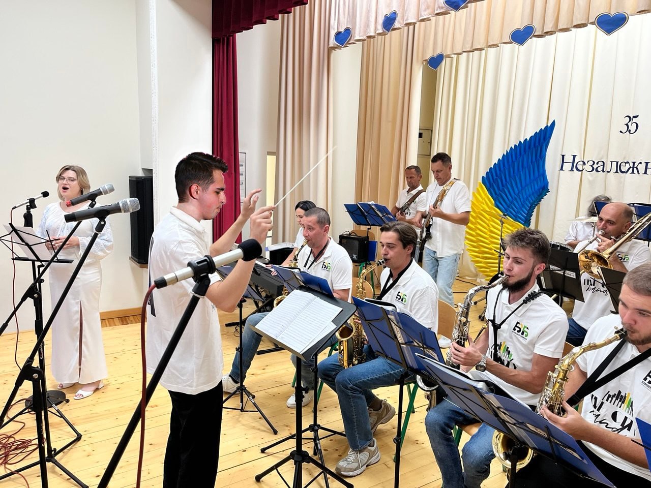 Практика роботи з оркестром: студенти коледжу диригували народним аматорським естрадним колективом